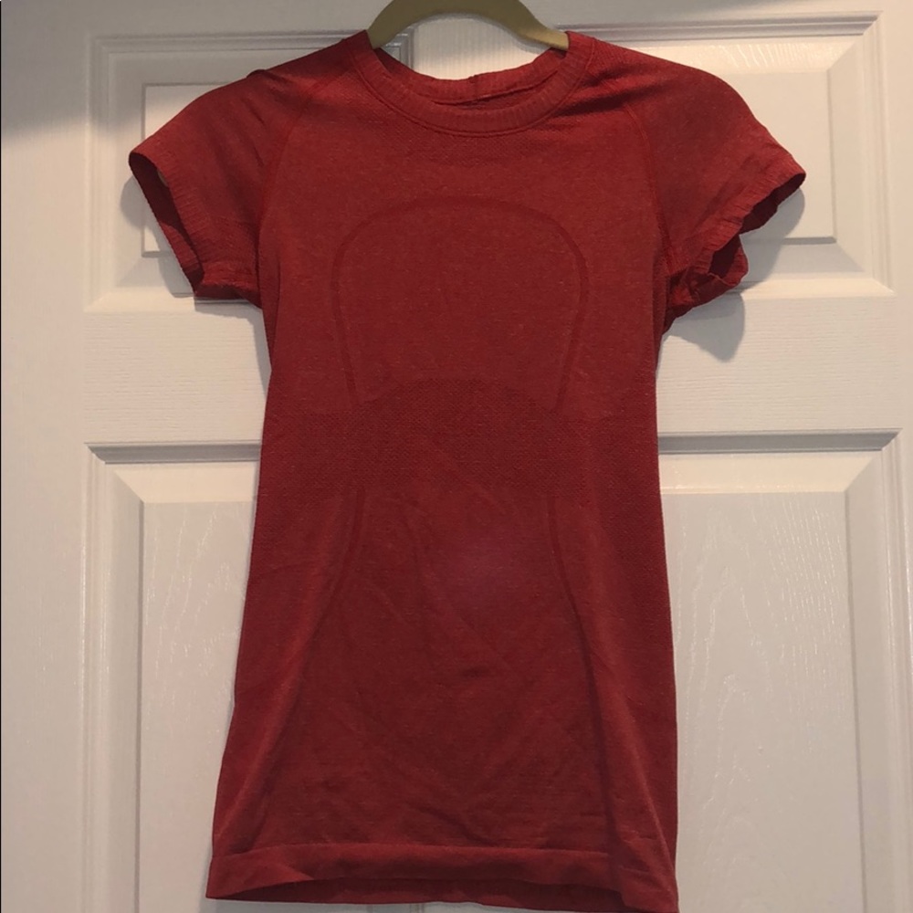 Red size 4 Lululemon swiftly t-shirt